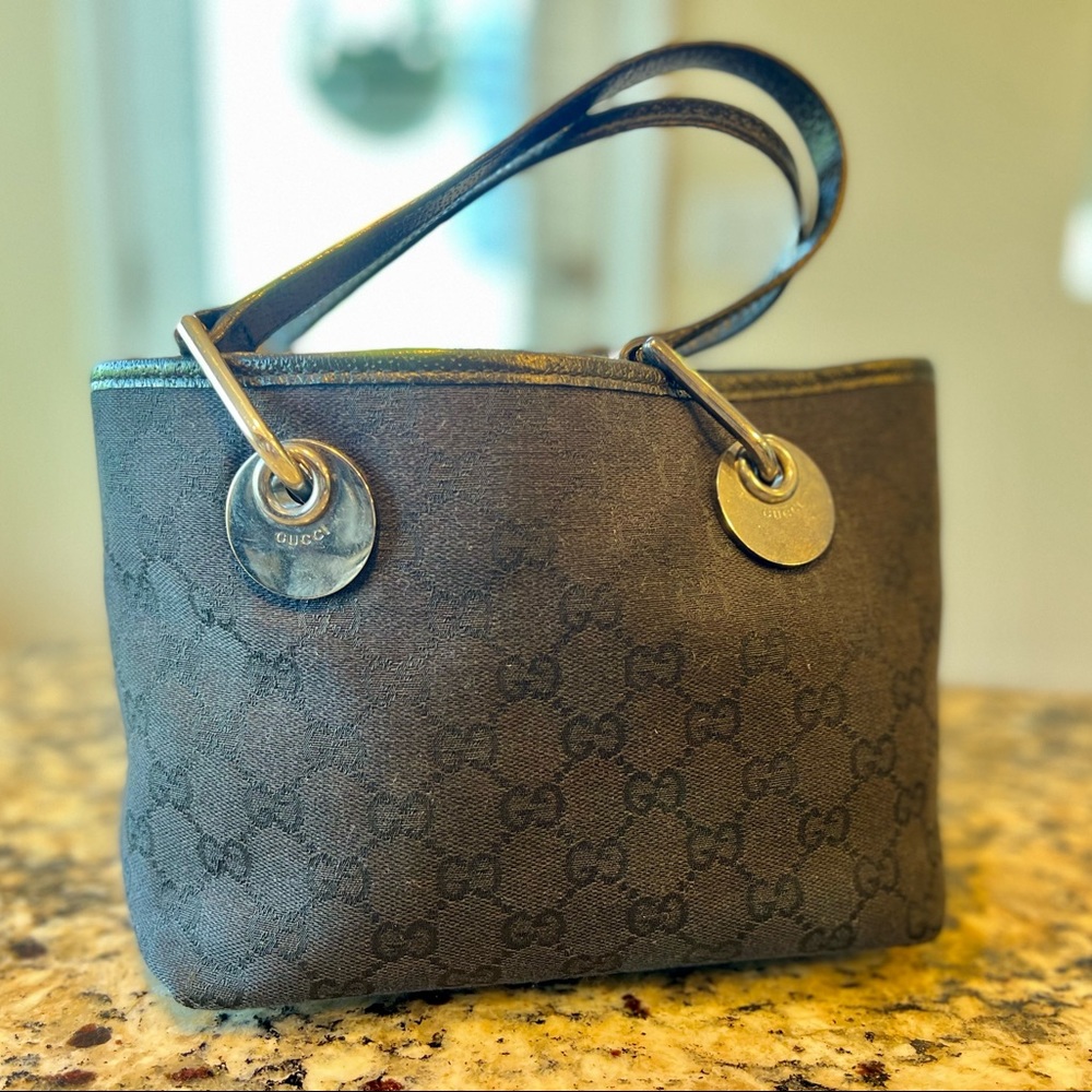 Gucci small purse. Very good condition.